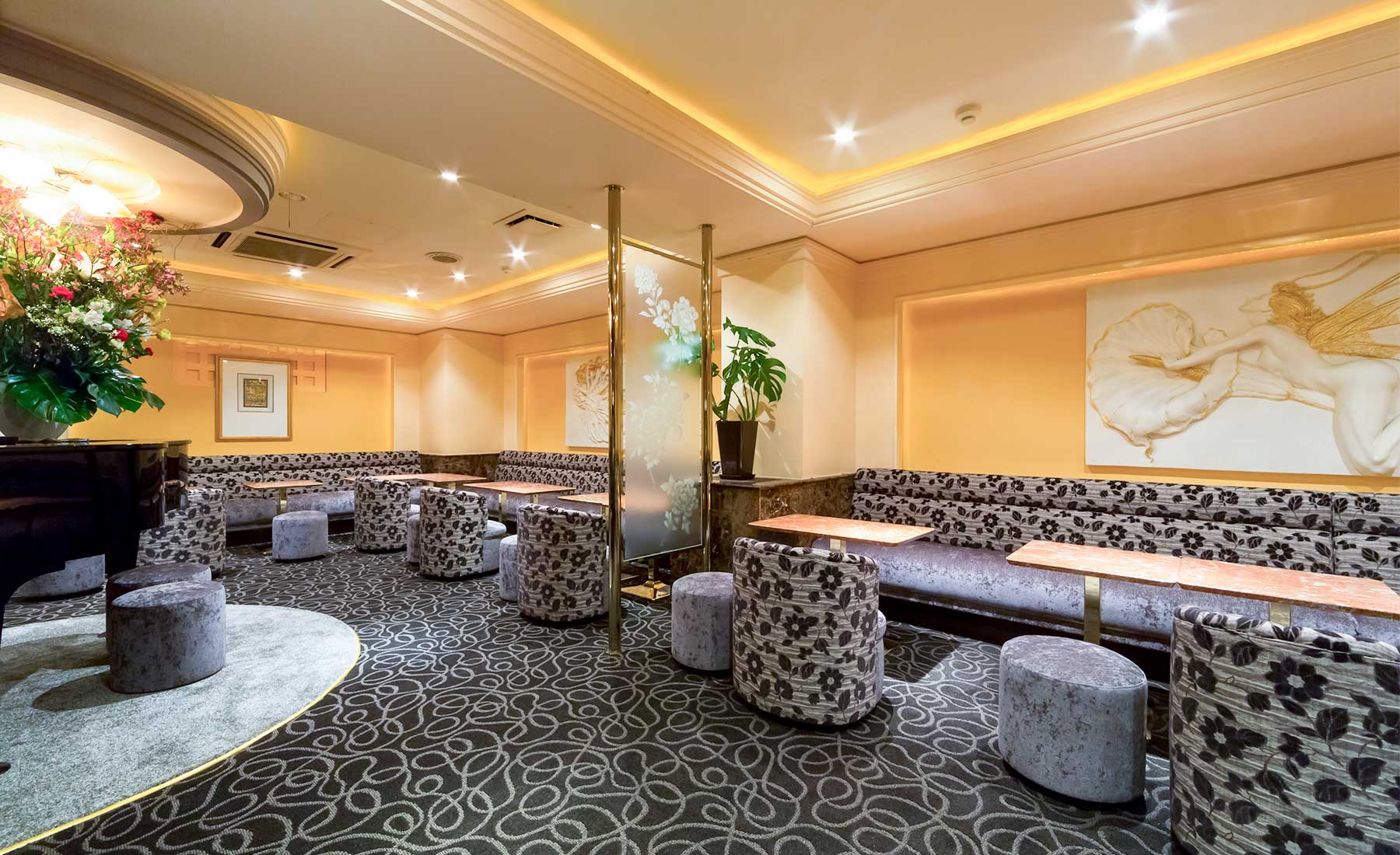 Calm interior of Ginza Club Passtone suitable for business entertainment
